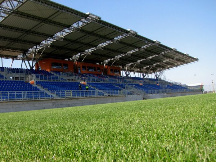 Pusty stadion piłkarski