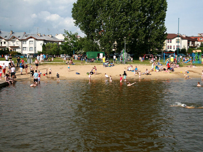 Plaża nad wodą pełna ludzi