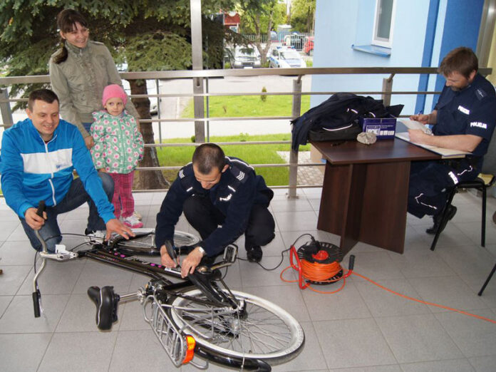 Policjant znakuje rower