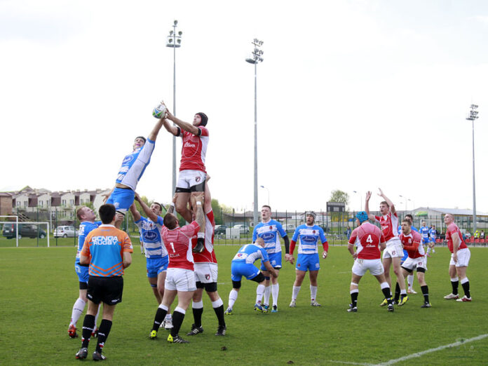 Na zdjęciu dwie drużyny grające w rugby