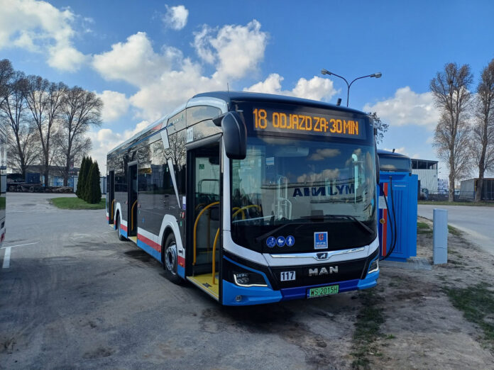 Autobus elektryczny stojący na placu