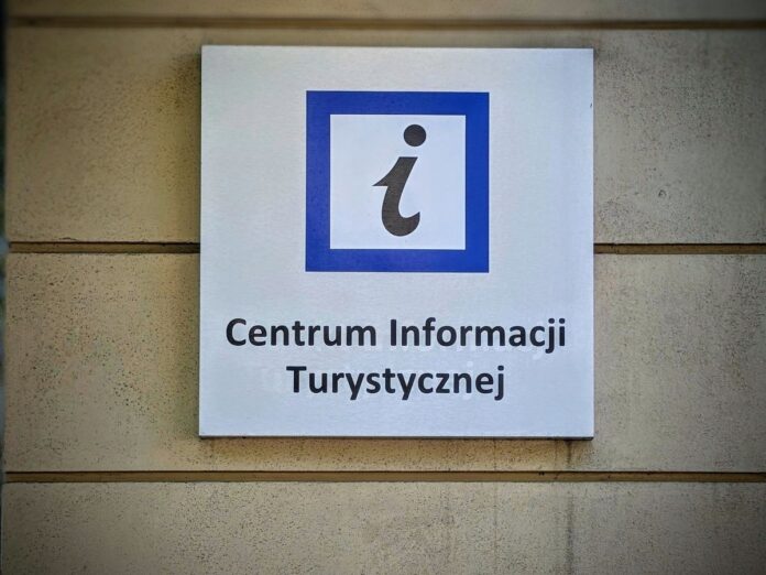 Napis Centrum Informacji Turystycznej na elewacji budynku