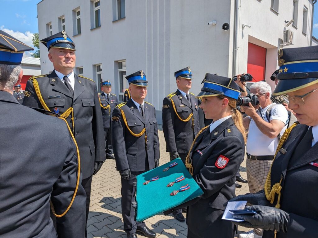 Strażacy odbierają medale