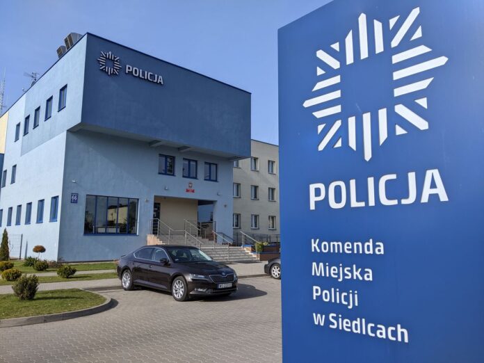 Budynek komendy policji z tablicą informującą o tym