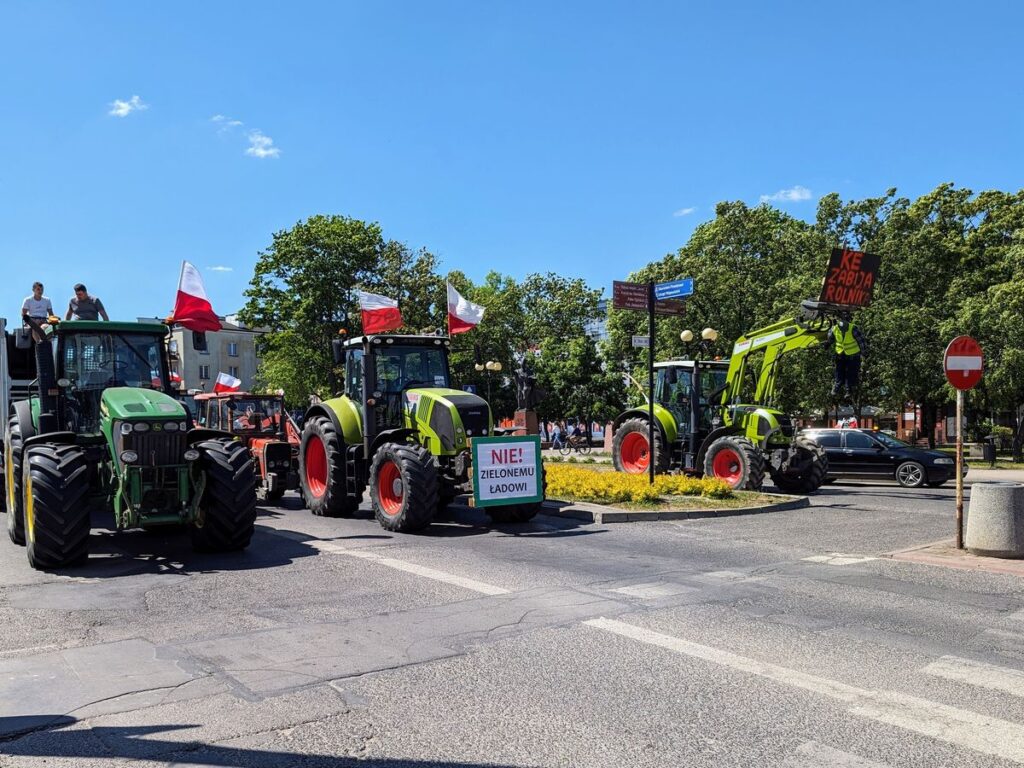 Kilka ciągników ustawionych obok siebie w centrum miasta