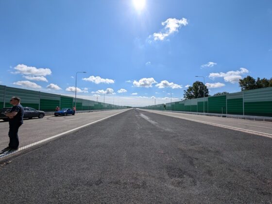 Widok na asfaltową nawierzchnię autostrady