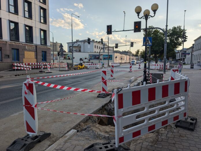 Roboty drogowe na ulicy. Teren ogrodzony taśmą