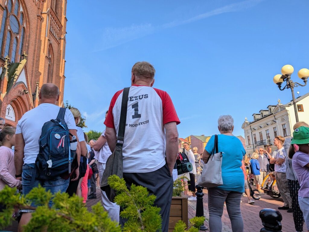 Mężczyzna w koszulce z napisem "Jezus" na plecach