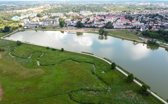 Widok z lotu ptaka na zalew i część miejscowości