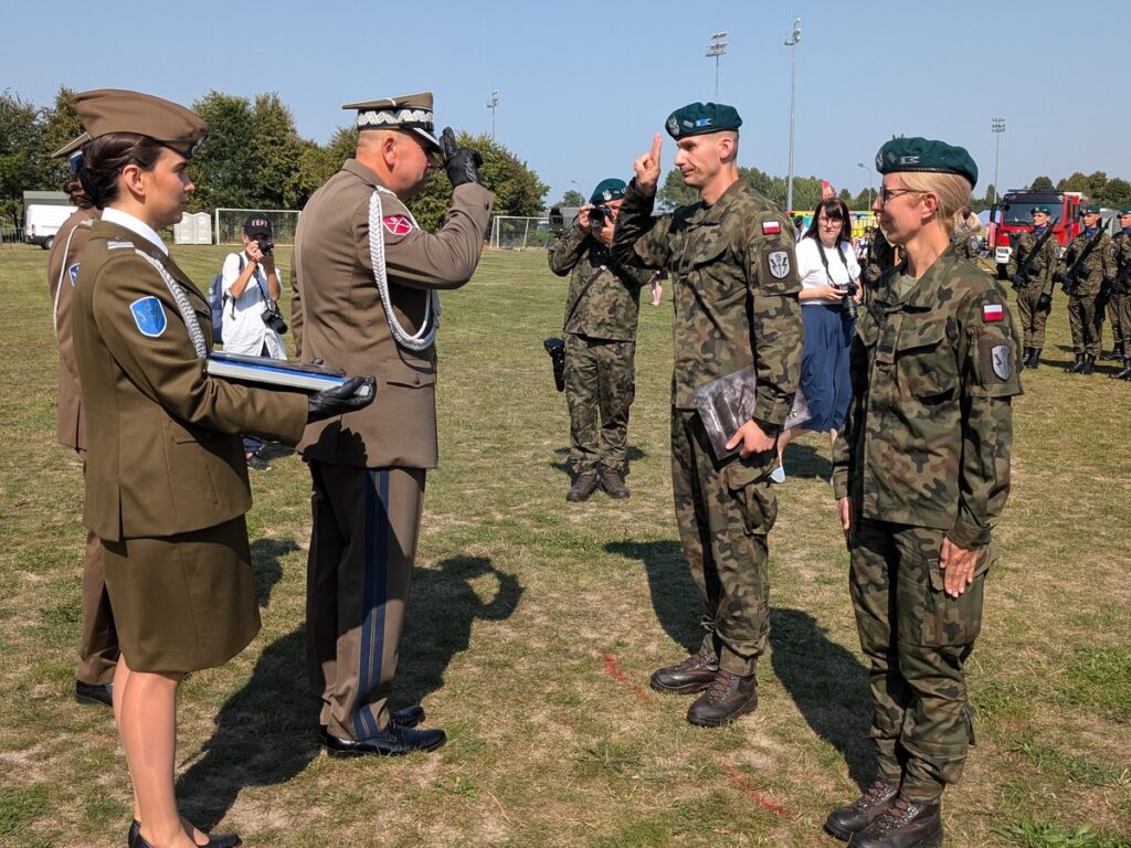 Żołnierze odbierający awanse, salutują przed generałem