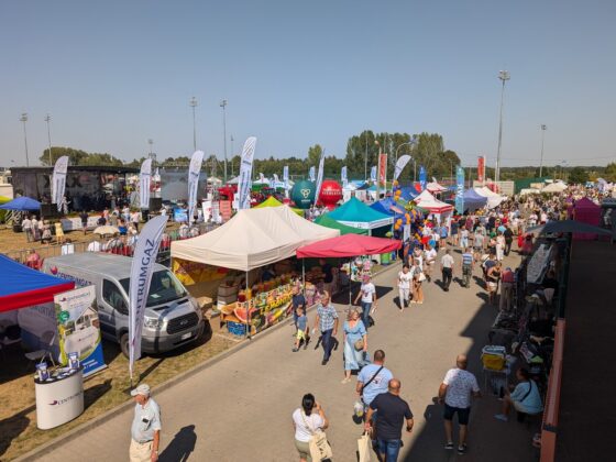 Widok z góry na stoiska wystawiennicze i zwiedzających targi