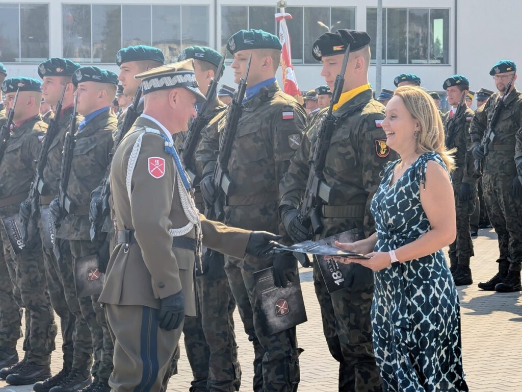 Generał przekazuje medale i wyróżnienia 