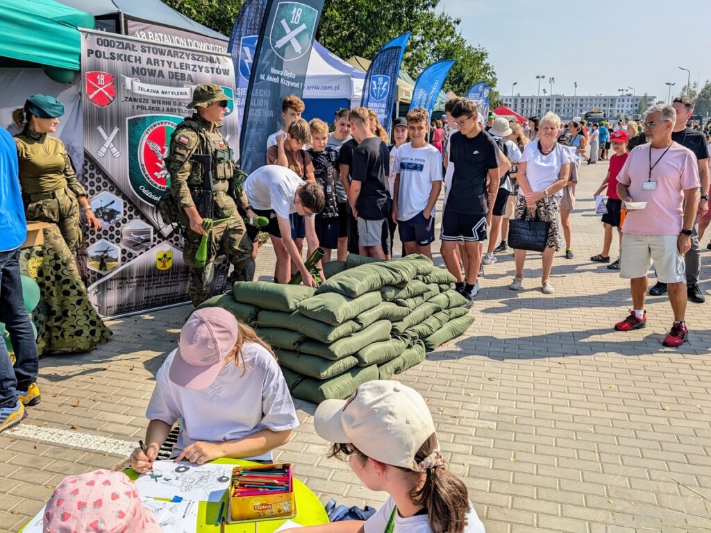 Dziesiątki osób zwiedzające teren wojskowy