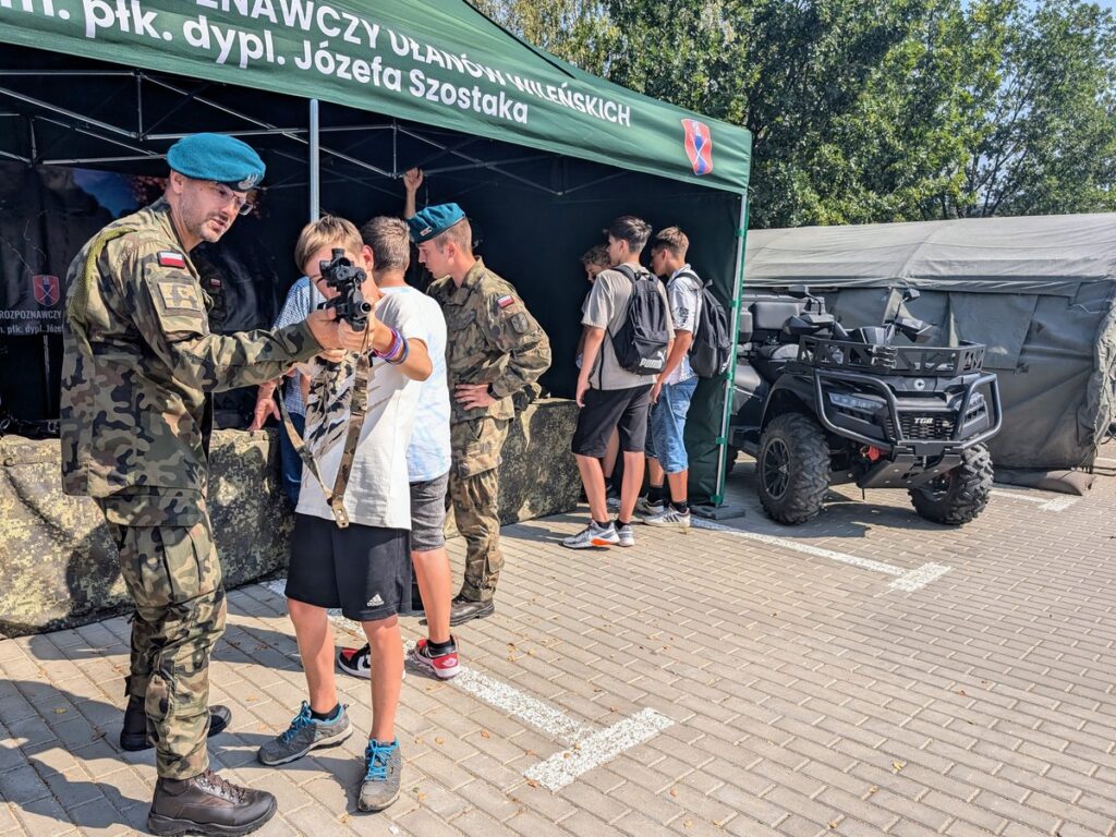 Nastolatek stojący z żołnierzem. 