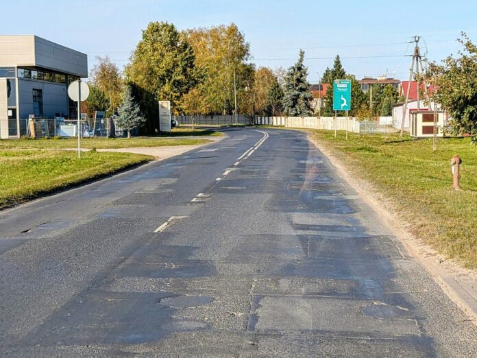 Ulica z wielokrotnie naprawianą nawierzchnią