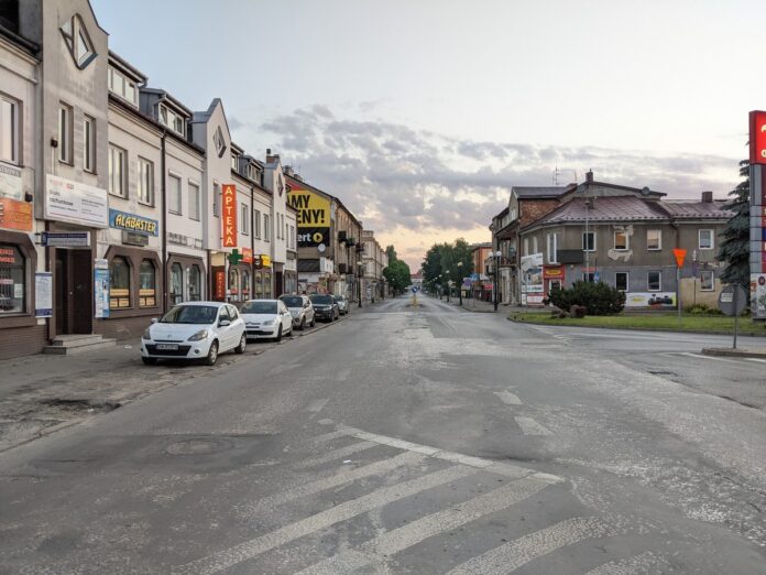 Widok na ulicę z zabudowaniami po obu stronach