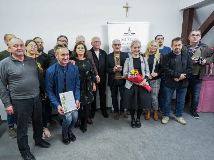 Grupa kilkunastu osób pozuje do zdjęcia