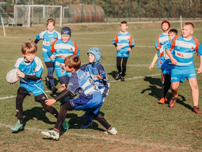 Grupa dzieci grająca w rugby