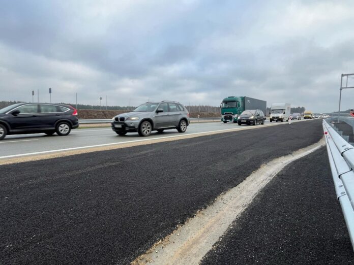 Samochody jadące autostradą.