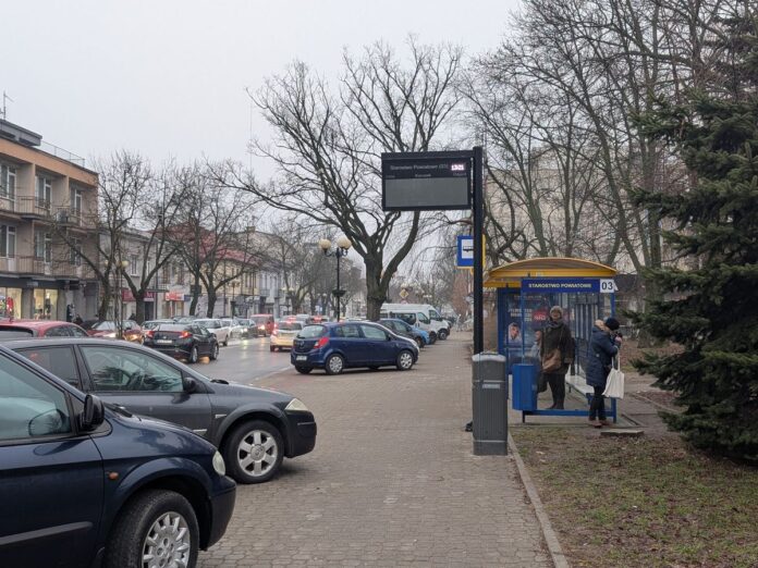 Tablica elektroniczna na przystanku autobusowym w centrum miasta