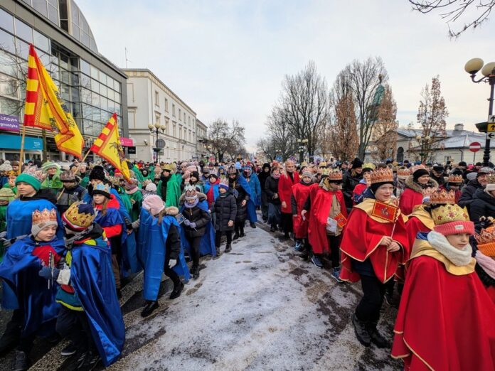 Kilkadziesiąt osób w tym głównie dzieci, idą przebrani ulicami miasta w barwnym korowodzie trzech króli