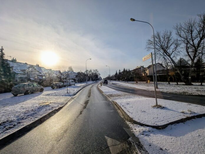 Pusta dwukierunkowa ulica w mieście w zimowej scenerii